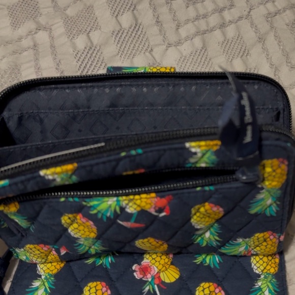 Women’s Vera Bradley RFID quilted clutch purse, navy w/pineapple, NWOT - Picture 6 of 8